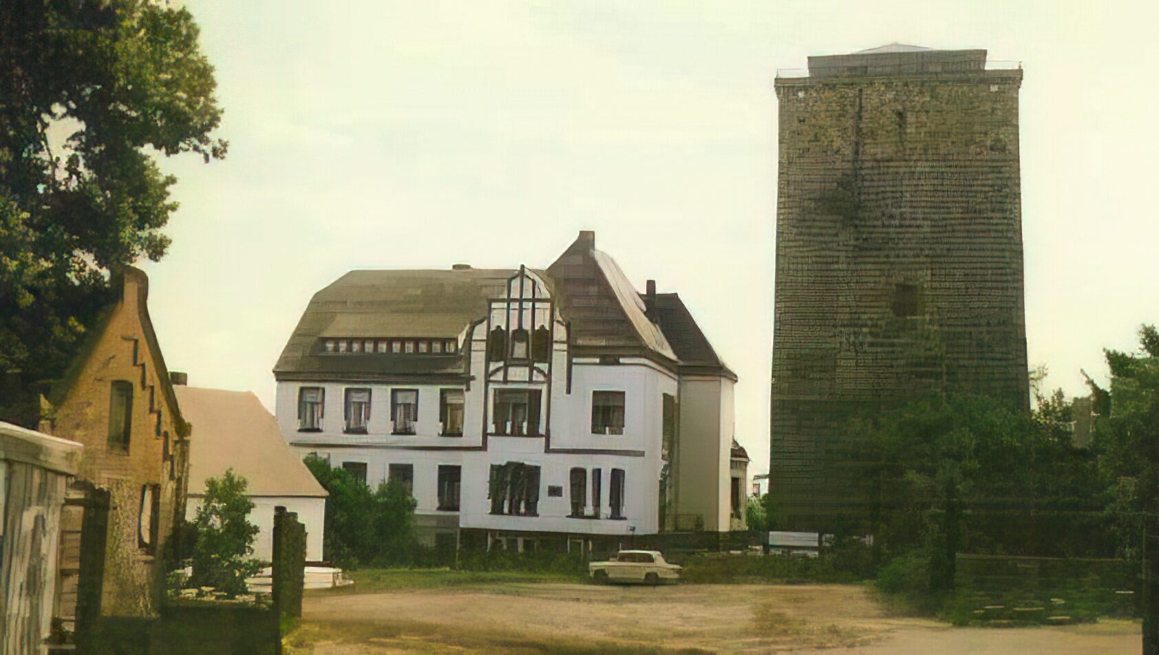 BRogaetzKlutturmmitGutshaus-low_res-scale-4_00x Klutturm mit früherem Gutshaus (jetzt Kindergarten)