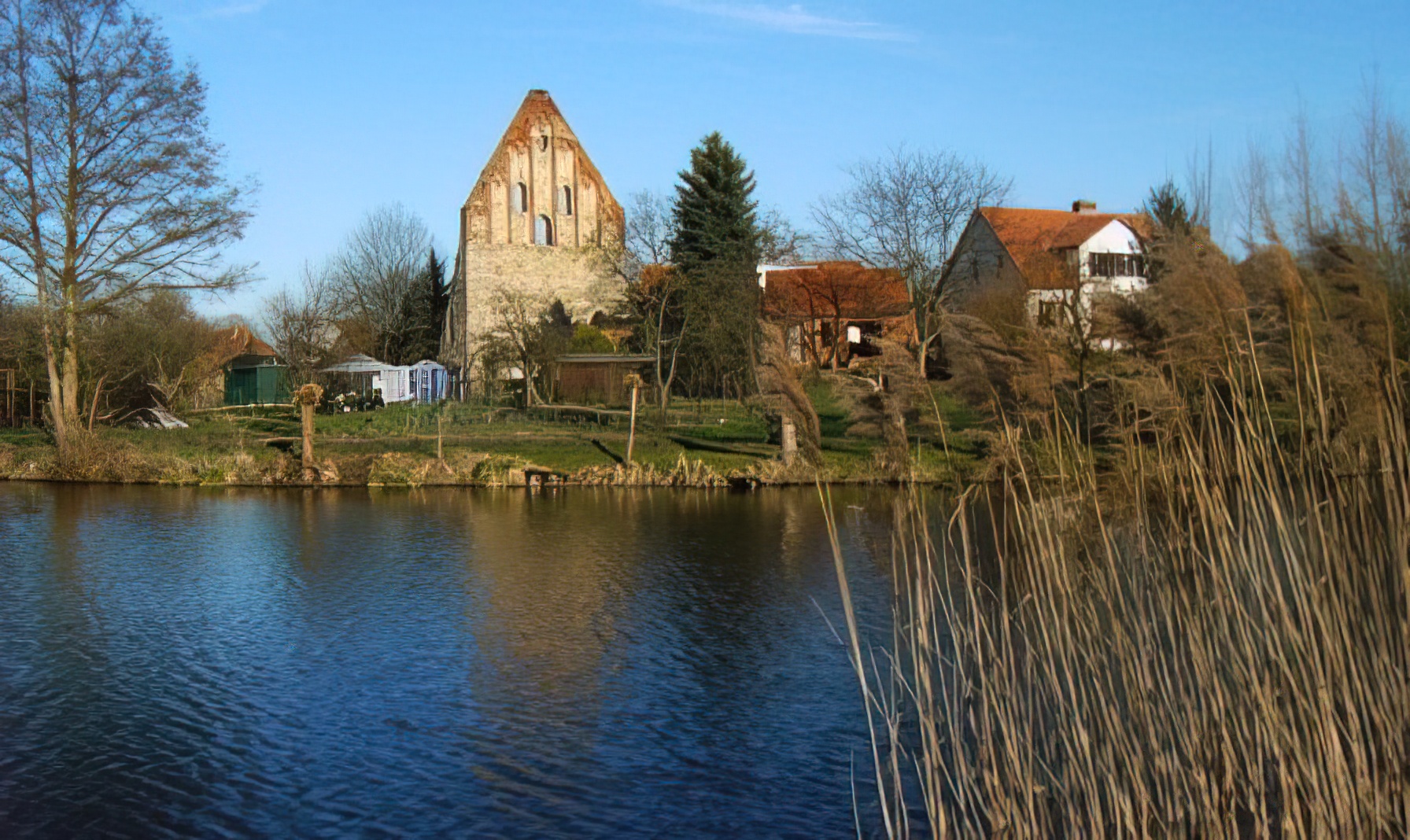 Blick über den Burggraben auf den Giebel des Gebhardsbaus