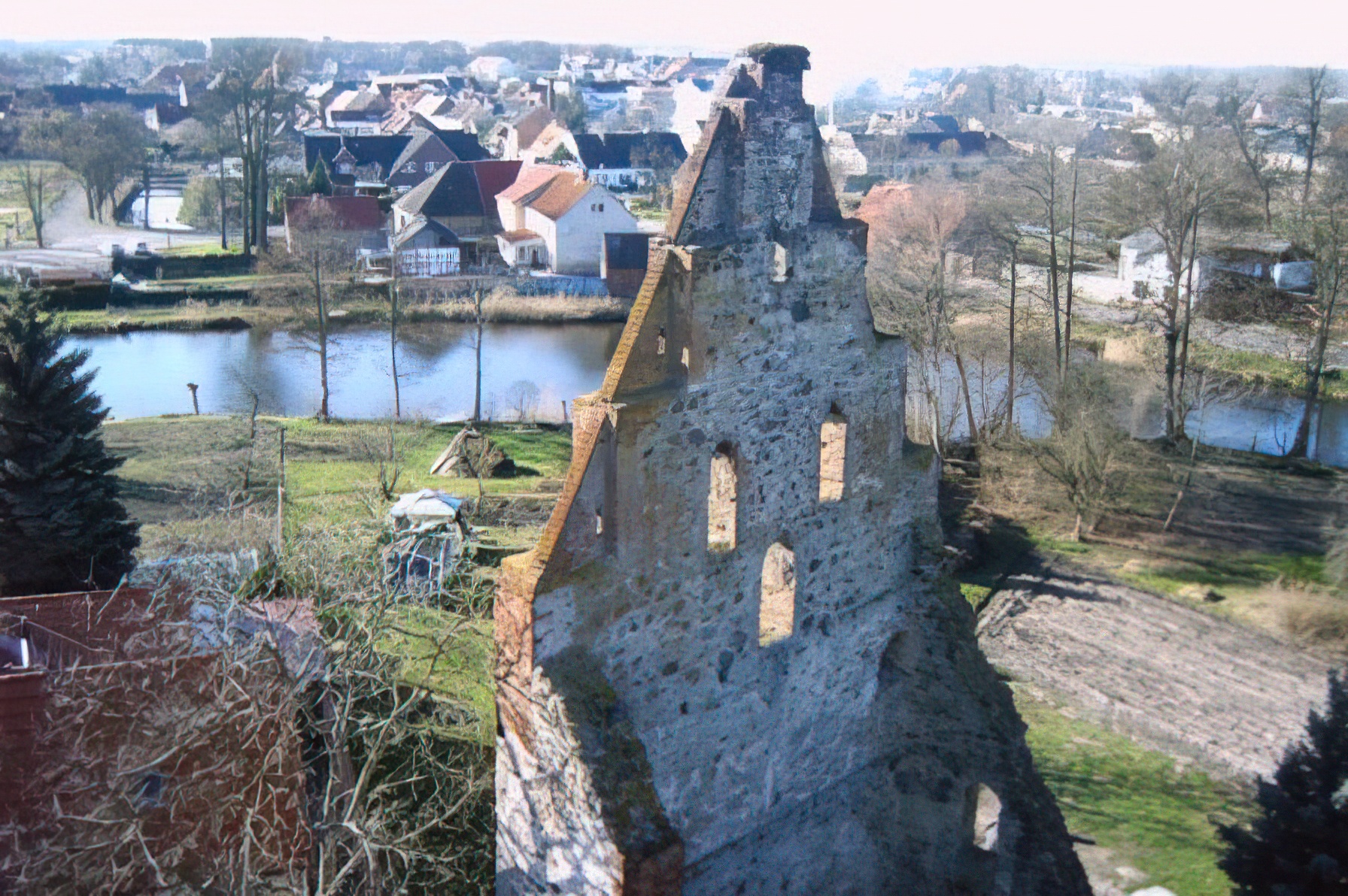 Blick vom Turm auf den Giebel des Gebhardbaus und Burggraben