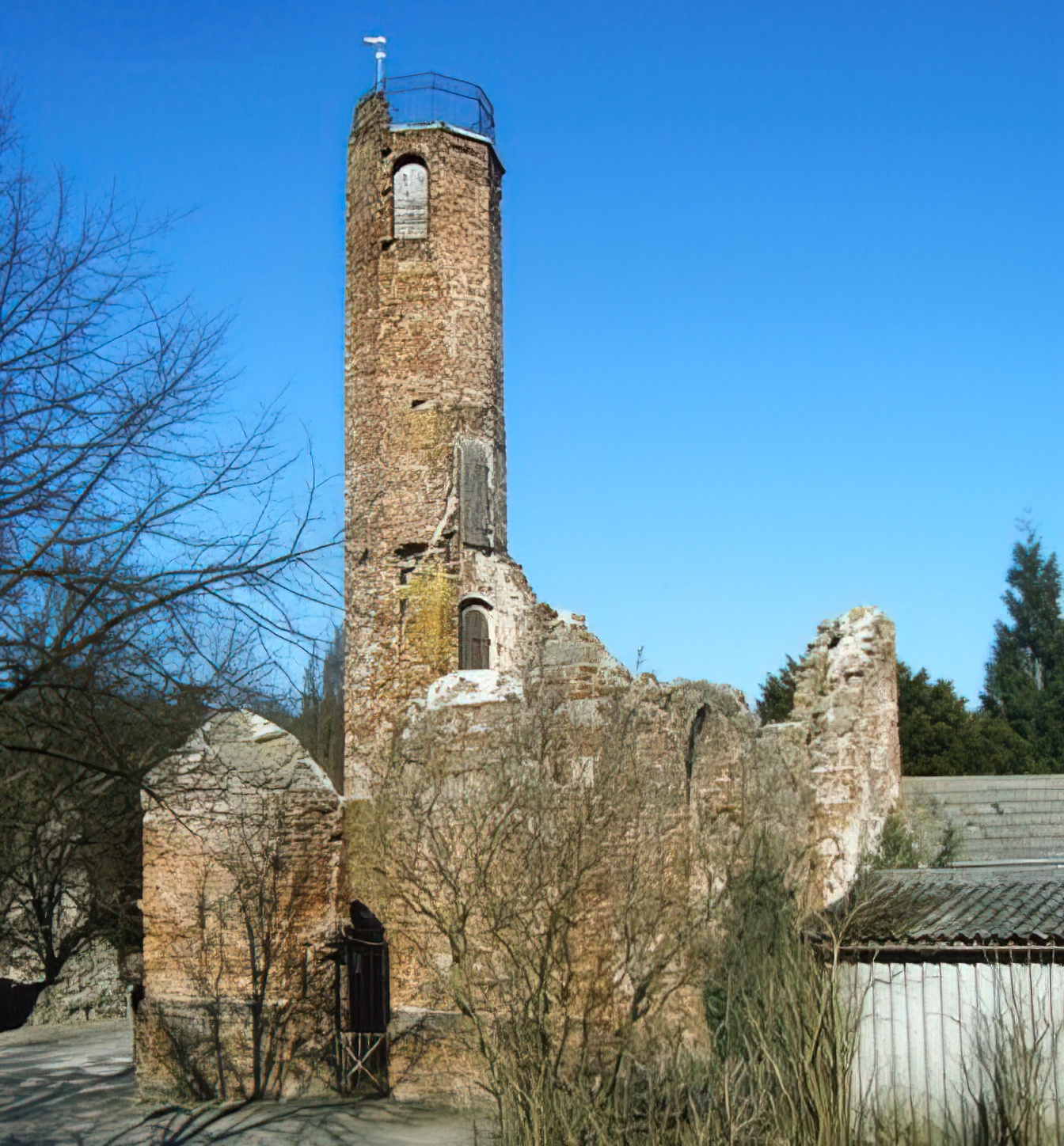 Hausmannsturm und Ruine der Kapelle