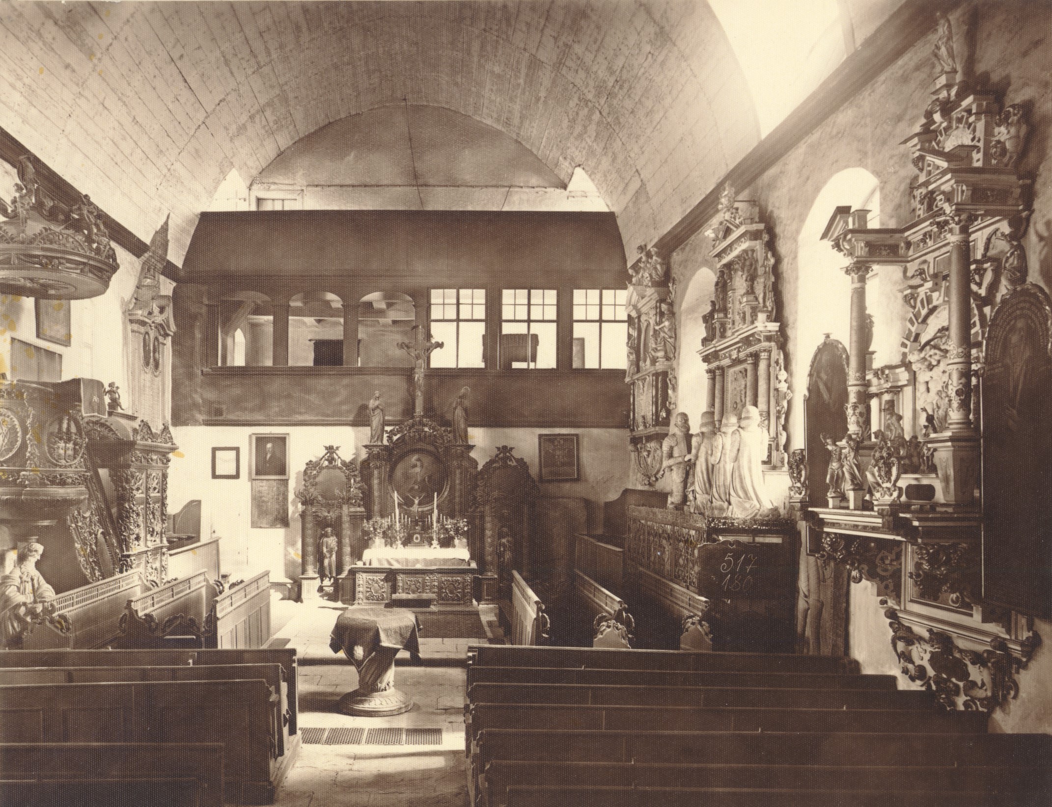 Erxleben Schlosskapelle mit Prieche E-I, 1940 Schlosskapelle Erxleben: Blick zum Altar (um 1935)