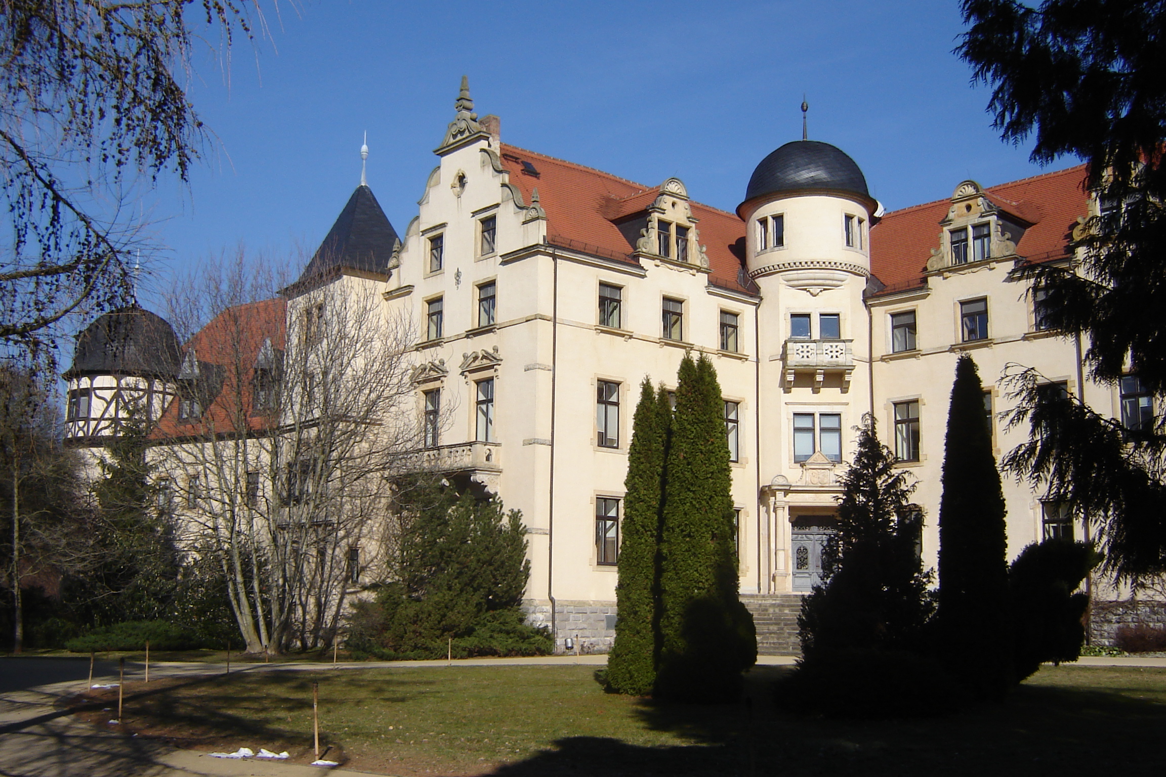 Neugattersleben Schloss - © Wikipedia Neugattersleben - Eingangsfront um 2000