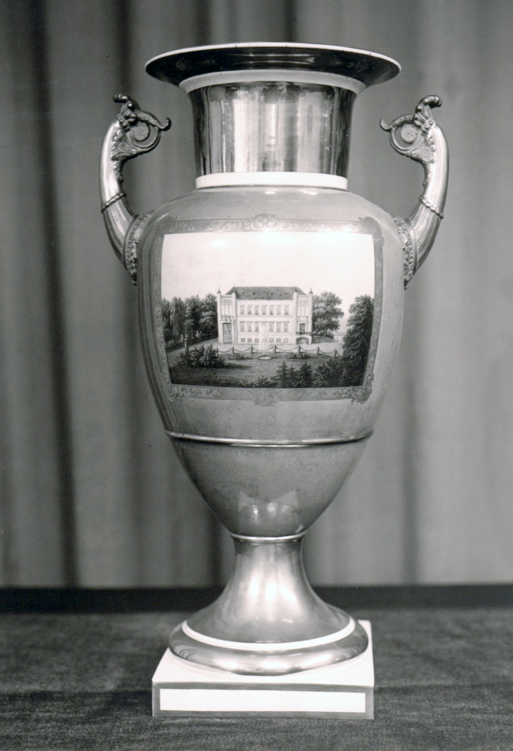 Vasen in Schloss Tankow - Vase mit Schlossansicht Vasen in Schloss Tankow - mit Bild vom Schloss,
