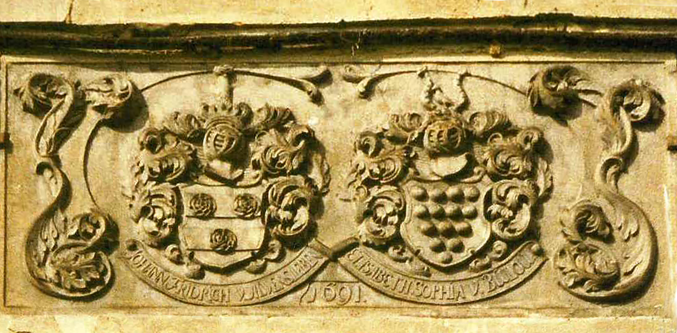 Wappenstein über dem Portal von 1691 mit Inschrift Johann Friedrich v. Alvensleben und Elisabeth Sophia v. Bülow Wappenstein über dem Portal von 1691 mit Inschrift Johann Friedrich v. Alvensleben und Elisabeth Sophia v. Bülow