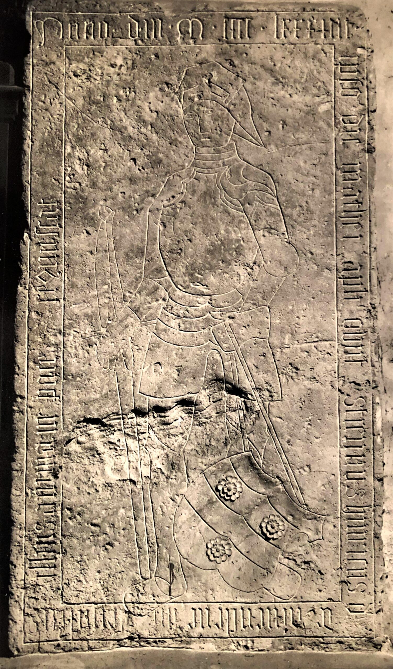 Heinrich XI. Gedenkstein an der südlichen Außenwand der Kirche