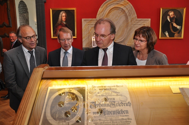 Staatssekretär Hoffmann, Bürgermeister Eichler, MP Haseloff, Frau Haselhoff besichtigen die Exponate im Schauraum der Bibliothek